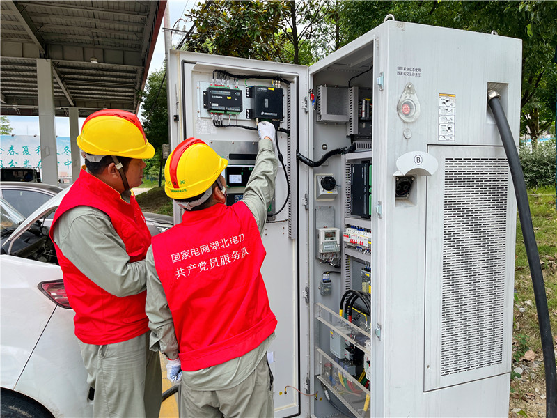 湖北荊州供電公司新興產業發展公司員工游洪、盧國斌排查處理故障直流充電樁。張赫攝