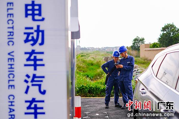 廣東電網公司茂名茂南供電局金塘供電所配電運維人員在電動汽車充電站開展運維服務。（龐世俊 攝）
