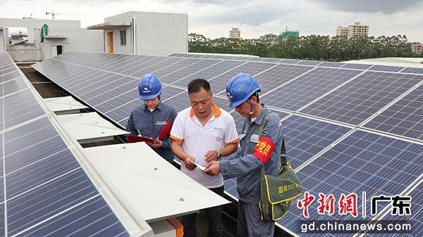 南方電網廣東惠州惠東供電局白花供電所運維人員走訪光伏用戶，助力企業綠色發展。（陳奕瑩 攝）