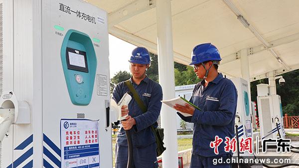 南方電網廣東惠州惠東供電局高潭供電所運維人員對充電站設施開展用電檢查，保障市民綠色出行。（陳奕瑩 攝）