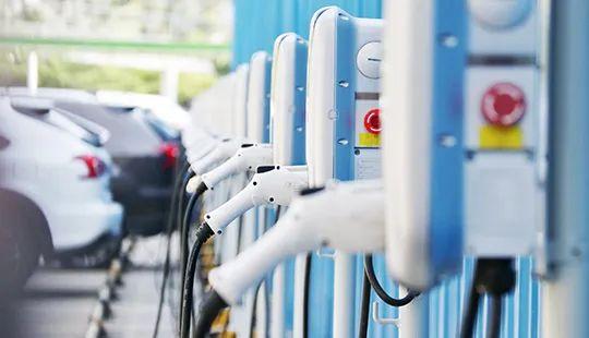 “超快充、大功率充電設施非常適合公路場景”