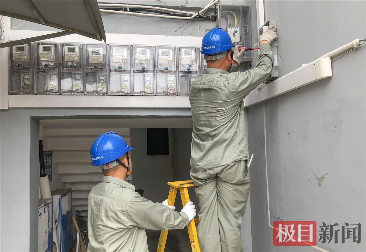 8月19日，國網荊州區供電公司工作人員在為張新華安裝充電樁電表 （極目新聞記者 黃志剛 攝）.jpg