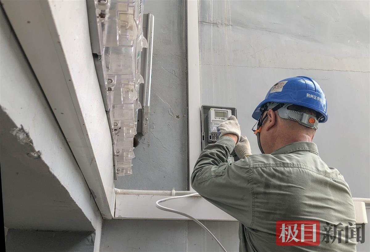 8月19日，國網荊州區供電公司工作人員在為張新華安裝充電樁電表（極目新聞記者 黃志剛 攝）.jpg
